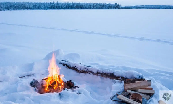 Allumer un feu par temps froid : 4 techniques pour rester au chaud en conditions extrêmes
