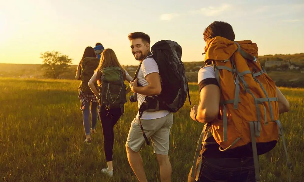 Le sac à dos tactique, le camelbak et le filtre a eau: vos compagnons de voyage