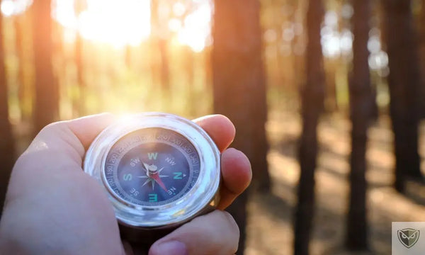 Montre Tactique, Boussole & Jumelles : Les Incontournables pour une Orientation Parfaite en Randonnée